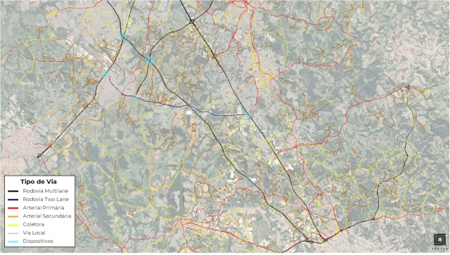 Mapa da rede macroscópica do estudo de Serra Azul, com rodovias, vias arteriais, coletoras, vias locais e dispositivos diferenciados por cores.