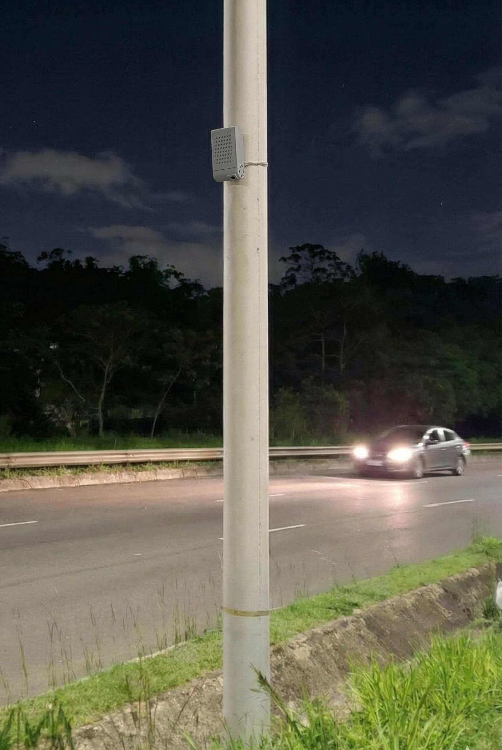 Câmera TrafficCam instalada em poste junto a uma via durante operação noturna