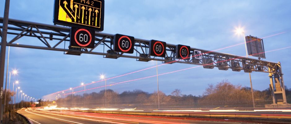 Pórtico e sinalização de rodovia com sistema de cobrança free-flow