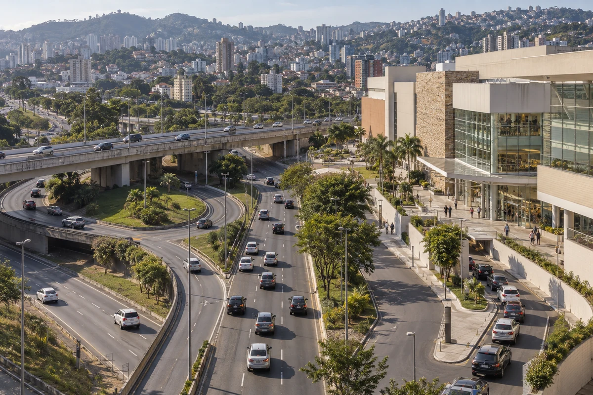 Shopping com entrada de pedestres e acesso de automóveis junto a vias urbanas, viaduto e alça curva de trevo.