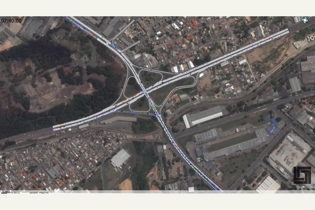 Frame de simulação sobre ortofoto da interseção em Contagem, com alças e veículos modelados.