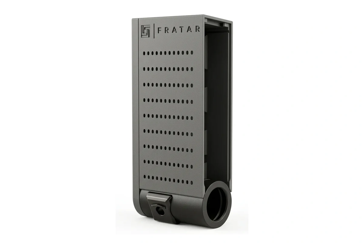 Gabinete do modelo atual da TrafficCam, com marca Fratar, painel perfurado e suporte de ajuste, conforme imagem da página oficial.