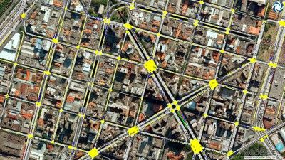 Um mapa de uma cidade com setas amarelas apontando para as ruas e prédios em seus lados e uma seta amarela apontando para o centro da cidade. (um quebra-cabeça: 0,437)