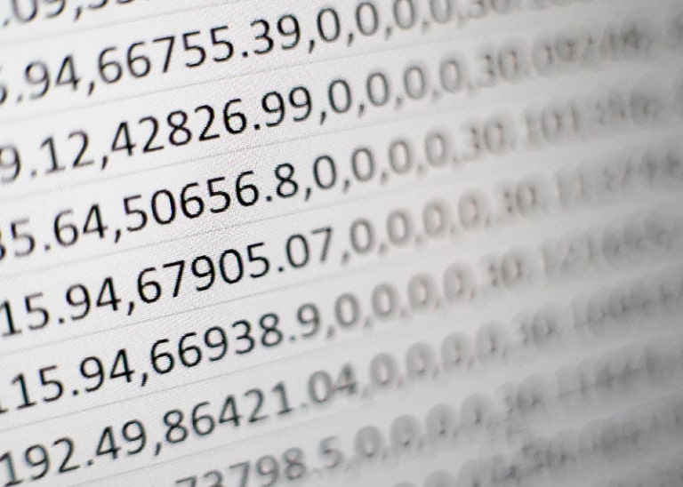 Uma imagem ampliada de uma tela de computador com números nela e um mouse na tela com os números nela, (uma captura de tela: 0,155)