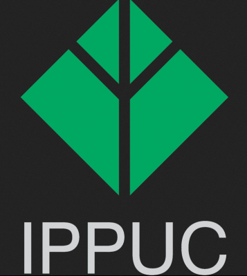 O logotipo do IPPUC em um fundo preto com um diamante verde no centro da imagem e as palavras IPPUC abaixo em branco, (uma renderização computadorizada: 0,255)