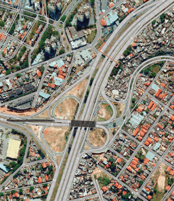 Uma vista aérea de uma cidade com uma autoestrada e uma interseção de autoestrada no meio, com uma grande interseção no meio do meio, (um quebra-cabeça: 0,288)