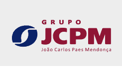 Uma logo para JCPM com um círculo vermelho e azul nela e as palavras JCPM em espanhol e inglês na parte inferior da imagem, (um pôster: 0,193)