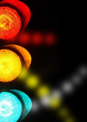 um semáforo com uma luz vermelha, amarela e verde do seu lado e um fundo preto com uma luz amarela na parte inferior, (uma pintura ultrafina detalhada: 0,111)