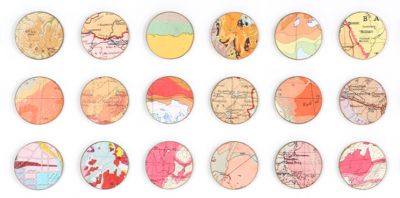 Um grupo de mapas de cores diferentes em uma superfície branca com um fundo branco e uma borda branca com uma fileira de mapas de cores diferentes (um quebra-cabeça: 0,365).