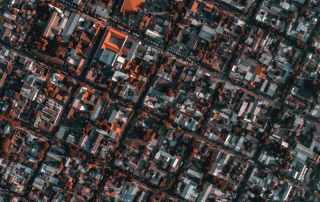 Uma cidade muito grande com muitos prédios e árvores em sua área central, vista de cima, em uma imagem de satélite tirada do espaço, (uma foto microscópica: 0,589).