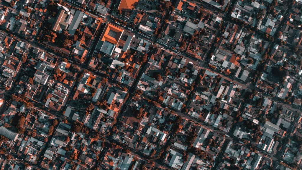 Uma cidade muito grande com muitos prédios e árvores em sua área central, vista de cima, em uma imagem de satélite tirada do espaço, (uma foto microscópica: 0,589).