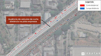 Um mapa do aeroporto com setas vermelhas apontando para a pista de decolagem e o aeroporto ao fundo, e uma seta vermelha apontando para o aeroporto no centro, (uma foto microscopic: 0,165).