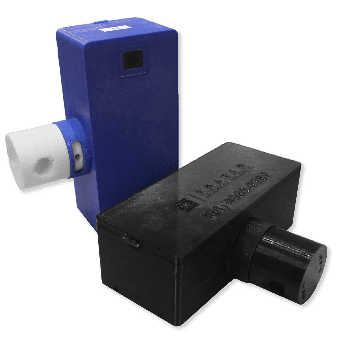 Uma caixa azul com um rolo de papel higiênico ao lado e um rolo de papel higiênico ao lado dela, com um rolo de papel higiênico ao lado. (uma renderização em 3D: 0,380)