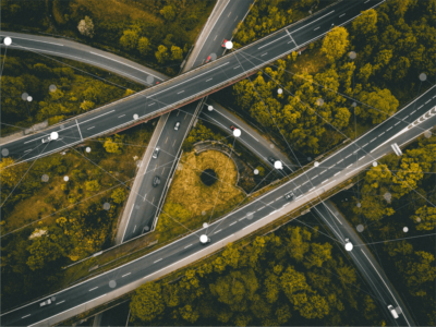 Uma interseção de autoestrada com múltiplas faixas e árvores ao fundo, vista de cima, com uma visão da interseção da estrada de cima, com tráfego de carros, (uma pintura ultra detalhada: 0.154).